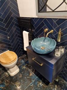 a bathroom with a sink and a toilet at The Mad Hatter in Oxford