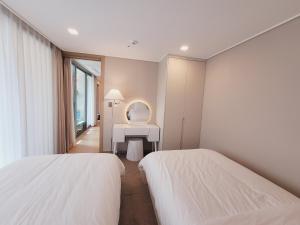 Katil atau katil-katil dalam bilik di Best Travel in Haeundae with best location