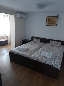 um quarto com uma cama com duas toalhas em La Motanu em Ghermăneşti