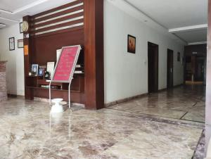 una señal en el medio de una habitación en Hotel Tara Palace by Goyal Hoteliers en Agra