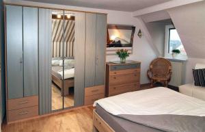 1 dormitorio con cama, tocador y espejo en Ferienwohnung Brigitte Leist, en Sankt Wendel