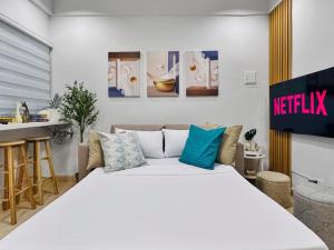 En eller flere senge i et værelse på Fully Furnished 1BR with Kitchen - 20 secs walk to the Beach - Newly Renovated