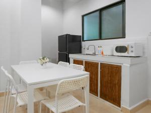 Una cocina o cocineta en Fully Furnished 1BR with Kitchen - 20 secs walk to the Beach - Newly Renovated