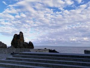 un conjunto de escaleras junto al océano con rocas en 854Annex, en Kotaniishi