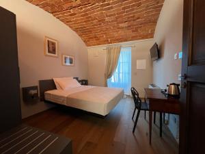 a bedroom with a bed and a table with a desk at Casa Calleri in Briaglia