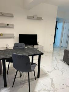 A television and/or entertainment centre at Luxury Apartments and Studios Boulevard G Enescu Suceava