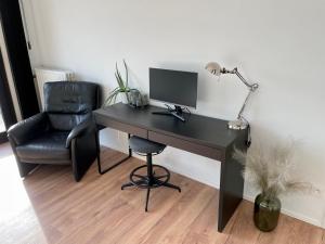 een zwart bureau met een computer en een stoel bij BierBee in Bierbeek