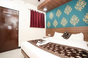 1 dormitorio con cama y cortina roja en Hotel Mumbai Residency, en Bombay