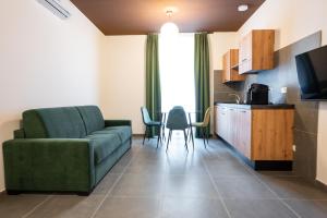 un soggiorno con divano e una cucina di Porta Nuova Luxury Apartments a Torino