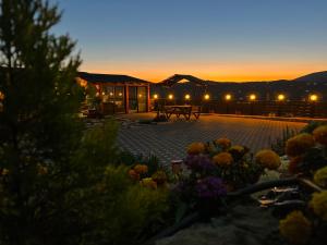 馬賈岱夏姆斯的住宿－Four seasons view，日落背景度假屋