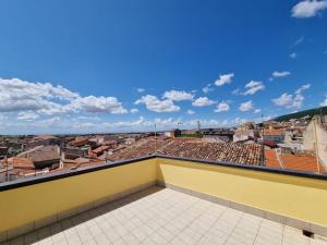 vista sulla città dal tetto di un edificio di Saracen House a San Giovanni Rotondo