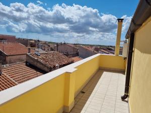 una vista dal balcone di un edificio giallo di Saracen House a San Giovanni Rotondo