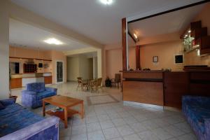 een woonkamer met een bank en een tafel bij MIRSINI HOTEL in Plomarion
