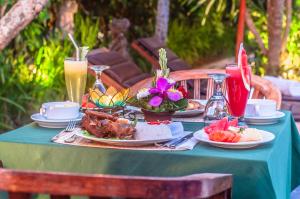 un tavolo con piatti di cibo e bevande sopra di Sahadewa Resort & Spa ad Ubud
