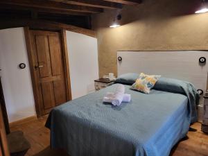 a bedroom with a bed with two towels on it at Casa Rural: La casa El cura in Madrigal de la Vera