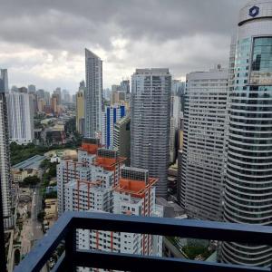 Blick auf eine große Stadt mit hohen Gebäuden in der Unterkunft UNIT 4765 AIR in Manila