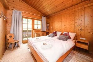1 dormitorio con 1 cama grande en una habitación de madera en Chalet Steinberg en Leogang