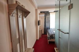 een hal met een deur naar een kamer bij KZO Hotel in Simkent