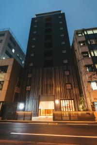 大阪的住宿－Meander Osaka，前面有一条街道的高大的黑色建筑