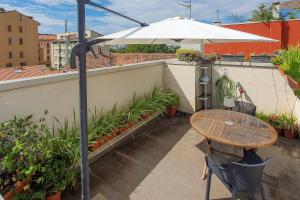 a patio with a table and an umbrella at Giudice Donadoni, 12 - Università e svago in Milan