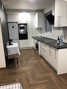 Apartamento La Plana的厨房或小厨房
