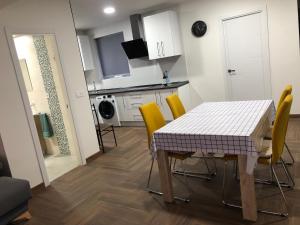 Apartamento La Plana的厨房或小厨房
