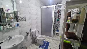 un bagno con wc, lavandino e doccia di SOLEIL DE MARTIL a Martil