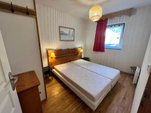 - une chambre avec un lit dans une pièce dotée d'une fenêtre dans l'établissement Charmant appartement confortable pour 6 personnes de 40m2 au pied, wifi, parking, à Chamrousse