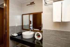 Kopalnica v nastanitvi Tamarind Danang Beach Hotel