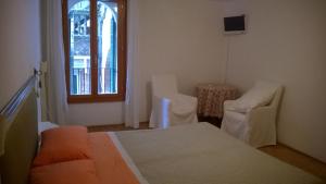 A bed or beds in a room at In Venice Back To San Marco tourist apartment