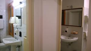 A bathroom at In Venice Back To San Marco tourist apartment