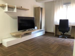 Apartamento La Plana的电视和/或娱乐中心