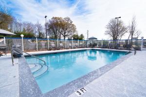 Bazén v ubytování Fairfield Inn & Suites Atlanta Airport North nebo v jeho okolí