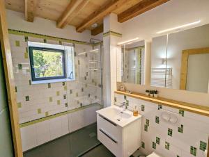 a bathroom with a white sink and a shower at Villa Panorama - 120m2, 8 pax, 6mn des pistes, rénové, plein sud in Puy-Saint-André