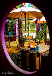 drewniany stół z parasolem oraz krzesła i stoły w obiekcie Paapu House w mieście Chiang Mai