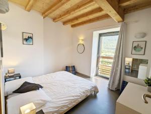 a bedroom with a bed and a large window at Villa Panorama - 120m2, 8 pax, 6mn des pistes, rénové, plein sud in Puy-Saint-André
