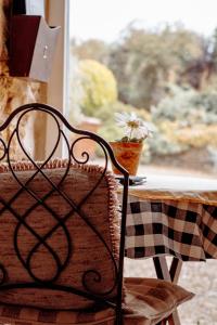 Quirky Tiny Home in York Moors في يورك: كرسي جالس امام طاوله مع نبات