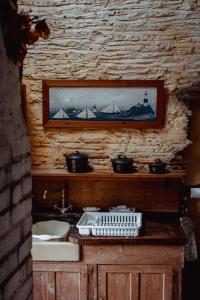 La salle de bains est pourvue d'un lavabo et d'une peinture murale. dans l'établissement Quirky Tiny Home in York Moors, à York