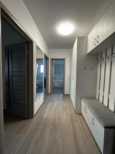 Cette chambre dispose d'un couloir avec un banc et une porte. dans l'établissement Luxury Studios Blvd. G. Enescu Suceava, à Suceava