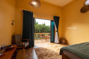Nậm Hoắc的住宿－Cinnamon Eco Lodge，一间卧室设有一张床和一个阳台