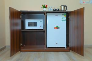 a refrigerator in a kitchen with a microwave at الريد فال للشقق المخدومة in Jeddah