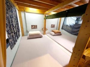 due letti a castello in una stanza con finestra di Fuqi Hostel - Heping a Tainan
