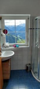 バルトロメベルクにあるPanorama Erlebnisのバスルーム(シャワー、シンク、窓付)