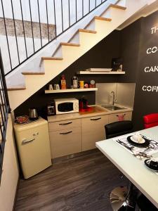 una cocina con fregadero y una escalera en Acque del Velino B&B, en Rieti
