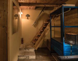 een trap in een kamer met een stapelbed bij Guesthouse Gonia in Pera Orinis