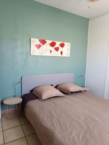 a bed with two pillows in a bedroom at Villa jardin et Spa in Taradeau