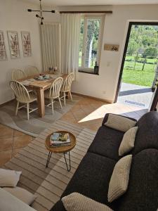 uma sala de estar com um sofá e uma mesa em Verzasca: Casa Sonia em Frasco