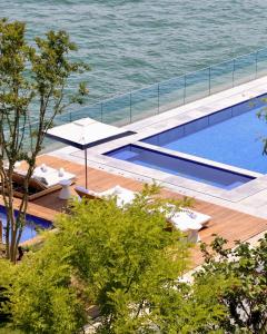 A piscina localizada em The Peninsula Istanbul ou nos arredores
