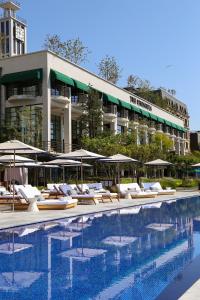 A piscina localizada em The Peninsula Istanbul ou nos arredores