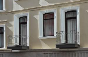 tres ventanas en el lateral de un edificio en Plat Inn Hotel Taksim, en Estambul